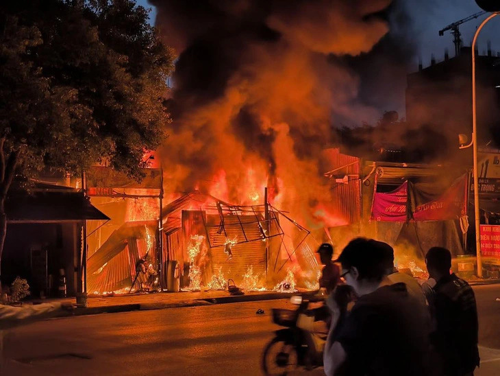 Aussie singer’s house engulfed by flames