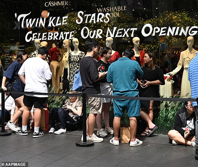 ‘Don’t go’: Insane scenes at Boxing Day sales