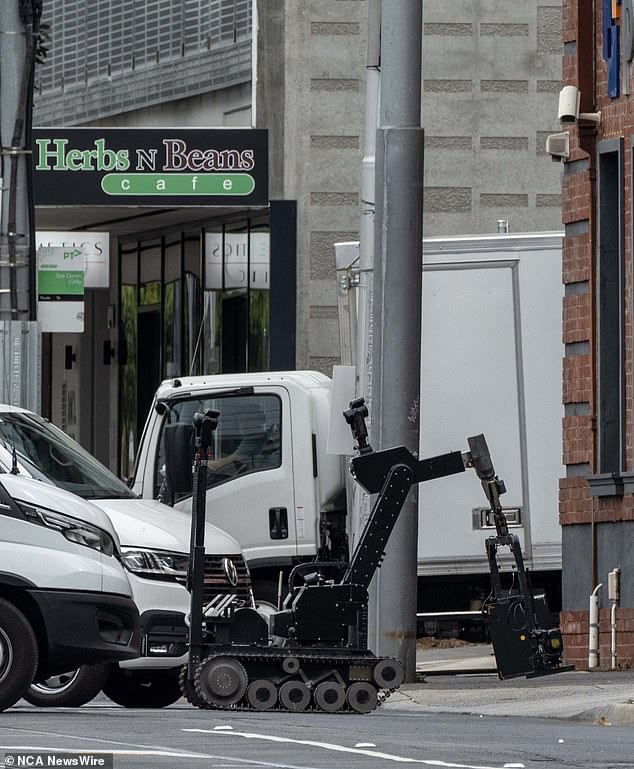 Streets closed amid Melbourne bomb threat