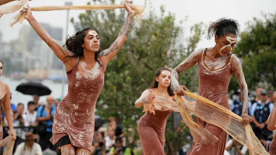 Queensland public servants asked to take off shoes and wiggle their toes during Welcome to Country