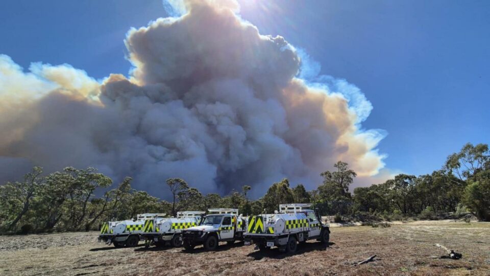 ‘Size of Singapore’: Massive bushfire warning Grampians National Park bushfire now ‘size of Singapore’ as blaze rages on