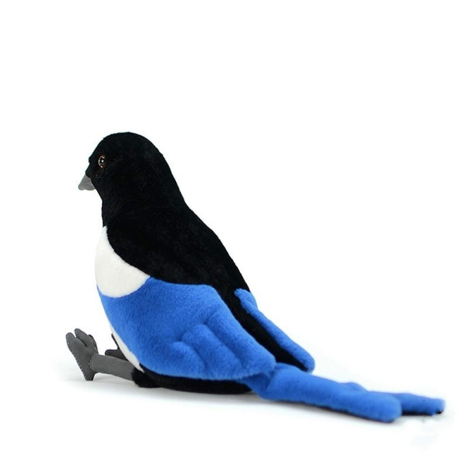‘Should be deported’: Delivery driver boots magpie