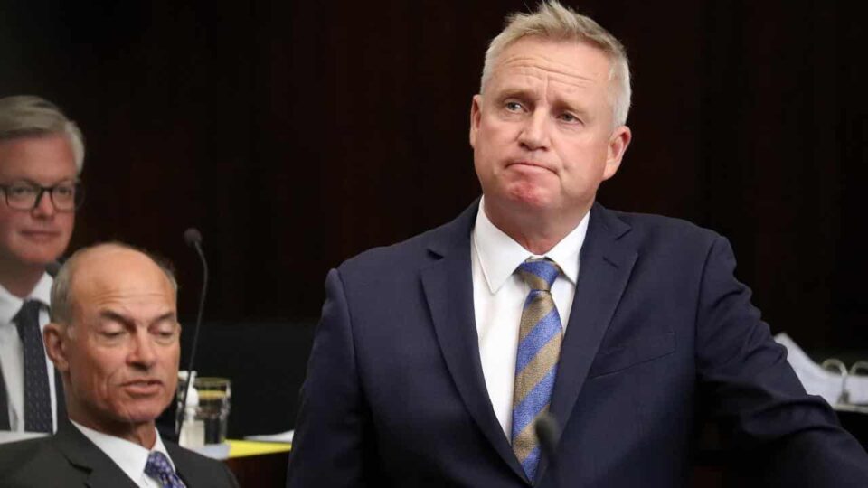 Premier facing no-confidence threat